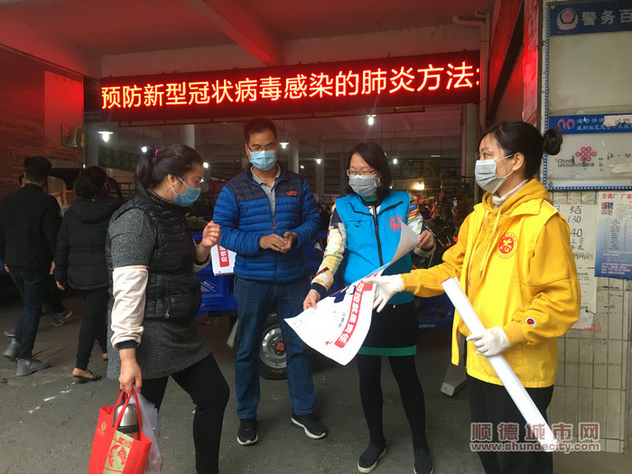 志愿服務(wù)隊派向群眾宣傳疫情防控知識.jpg