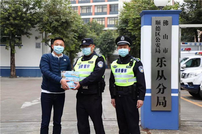 市民將自己備用的口罩送給公安干警.jpg