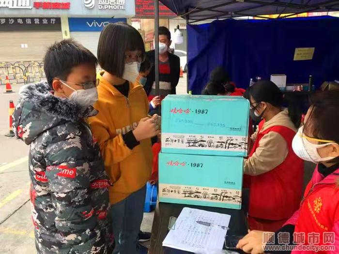 充滿愛心的姐弟倆為工作人員送去溫暖.jpg