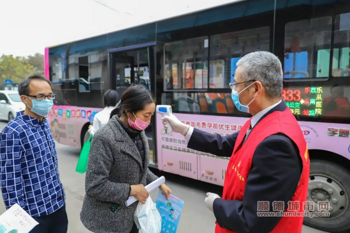 順德區人民檢察院檢察長徐彪率隊前往北滘鎮等多個村（社區），深入一線，還親自參與體溫測量工作。_副本.jpg