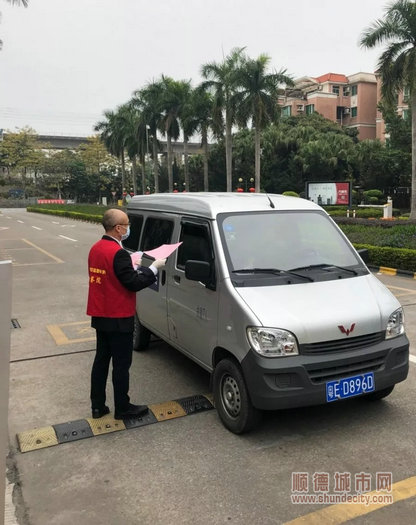 檢察院先鋒隊隊員為外來車輛登記管理和體溫監測_副本.jpg