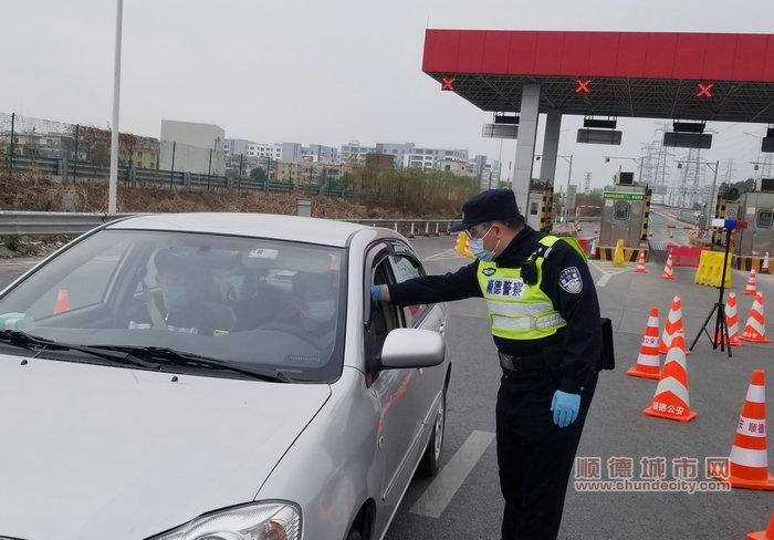 張玉清在檢疫點檢查過往車輛人員_副本.jpg