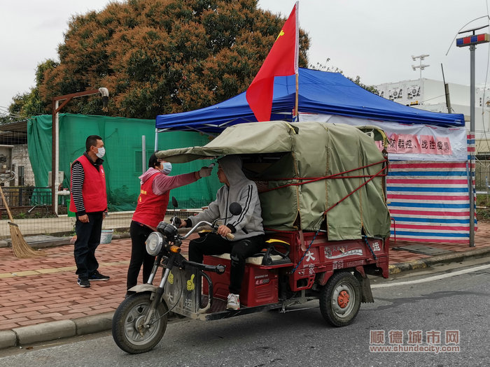 陳奀女為過往人員測體溫_副本_副本.jpg