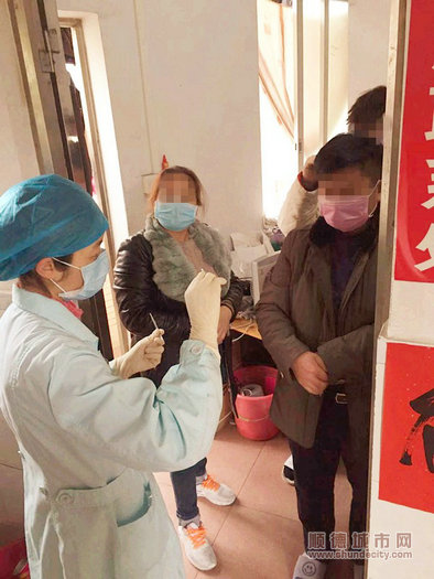 梁翠萍護士入戶為居家隔離觀察人員測體溫_副本.jpg