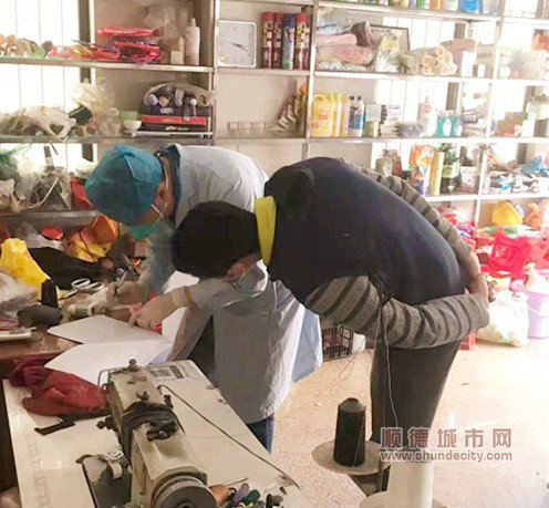 潘偉杰醫生入戶開展防疫工作_副本.jpg