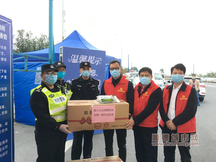 張新杰在一環(huán)高速華陽出口聯(lián)合檢疫點慰問 (2).jpg