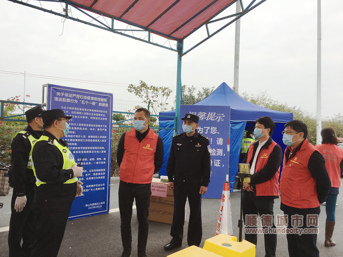 張新杰在一環(huán)高速華陽出口聯(lián)合檢疫點慰問 (3).jpg