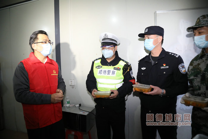 王崇曦在鐘林聯(lián)合檢疫點慰問 (1).jpg