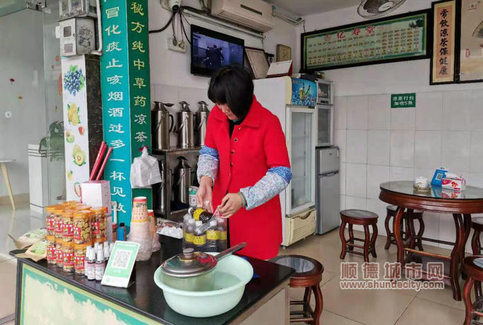 涼茶鋪為各監測點工作人員贈送清熱解毒的涼.jpg