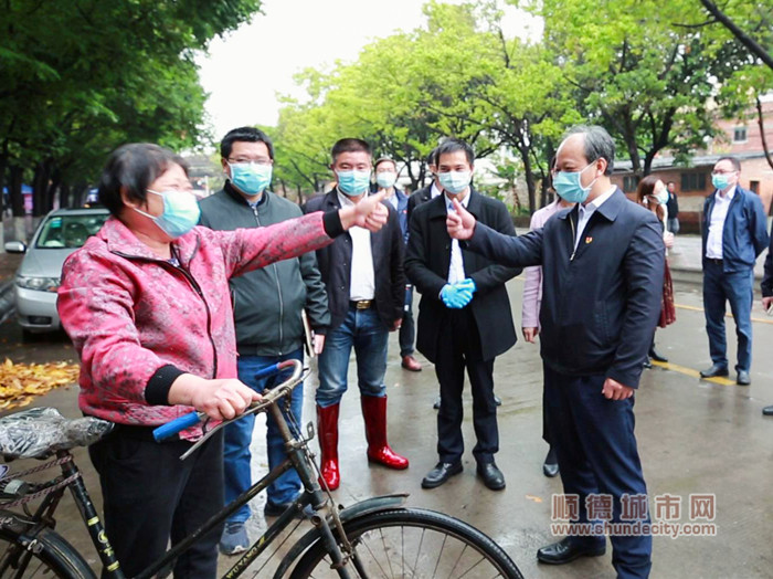 郭文海在樂從鎮(zhèn)小布村檢查疫情防控工作時(shí)與村民親切交談，面對(duì)疫情相互打氣。（順德檔案館_葉偉濤攝）_副本.jpg