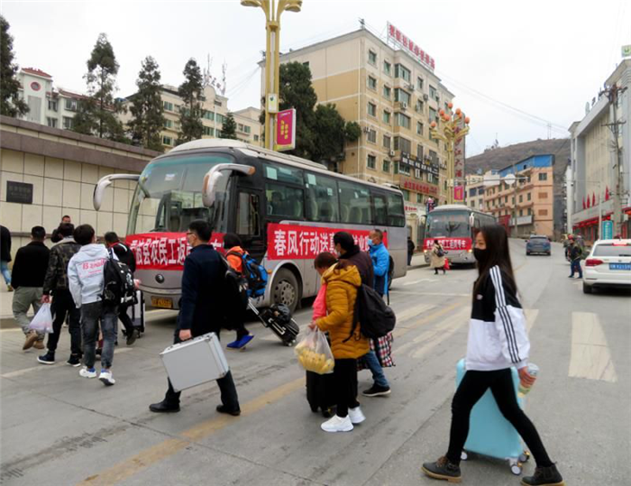 扶貧抗疫兩不誤，“一站式”護送務工人員返崗復工