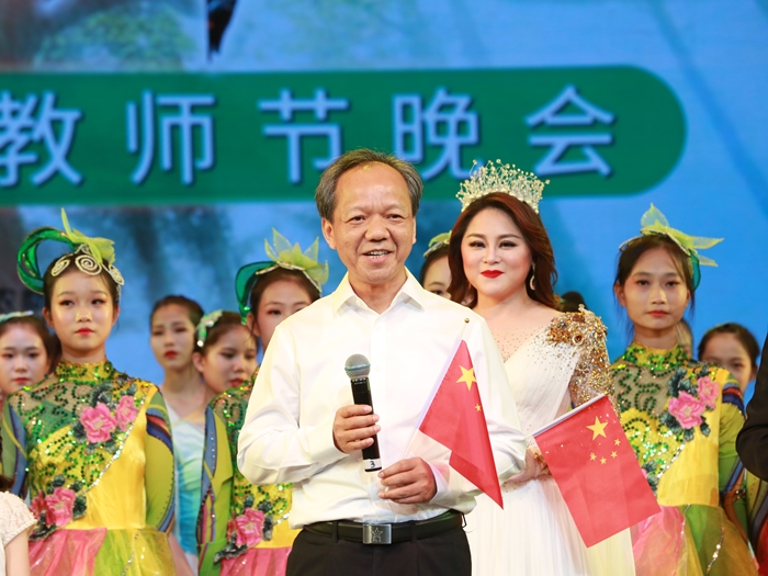 右眼新聞：老師，節日快樂！