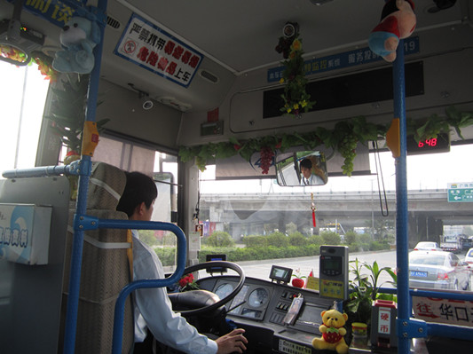 323路線司機：想給公交車取名“順之馨”