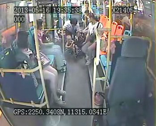 溫馨！小朋友推BB車上公交，司機大哥來幫忙