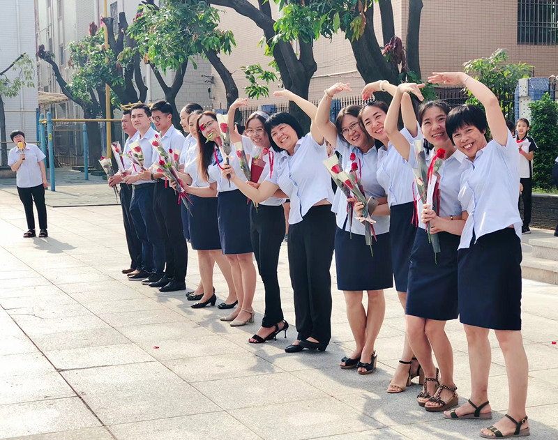 北滘鎮中心小學教師節特別節目--我給老師獻朵花.jpg