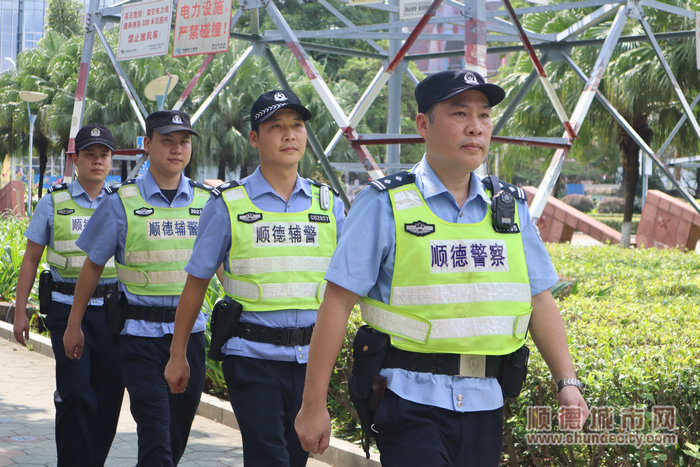 4.容桂警察和輔警正在巡查。.JPG