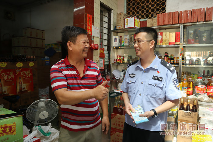 3.社區居民為紅星社區警務室警長梁錦標豎起大拇指點贊。.JPG
