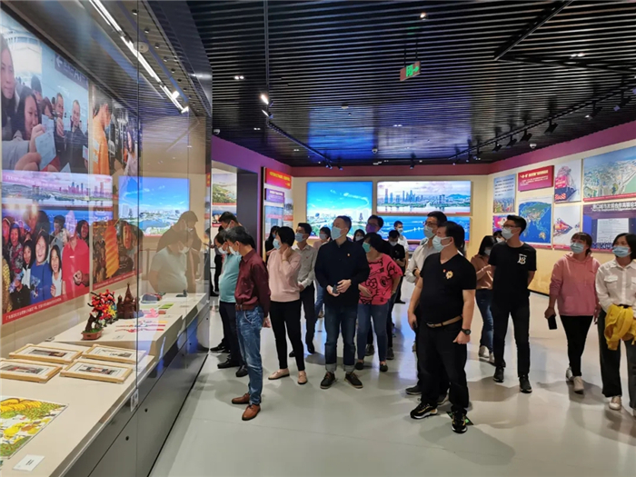6“兩委”干部在深圳改革開放展覽館討論交流.webp.jpg