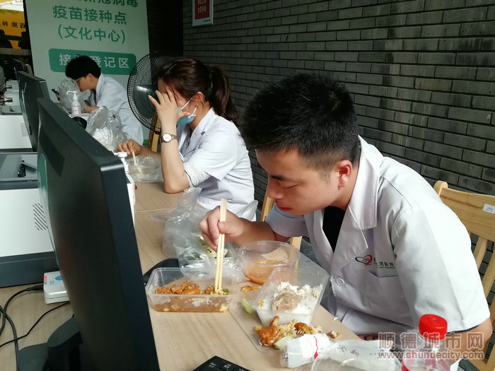 工作人員為接種爭分奪秒。_副本_1.jpg
