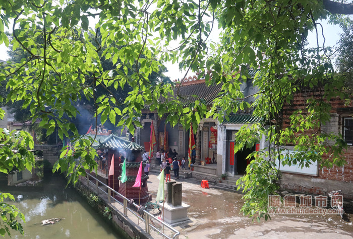 香火繚繞的天后宮。.jpg