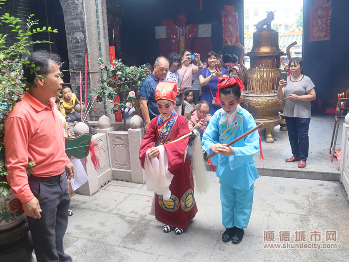 標哥指導孩子們拜禮。.jpg