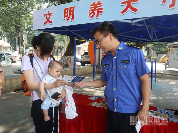 給村民發放宣傳冊。.jpg