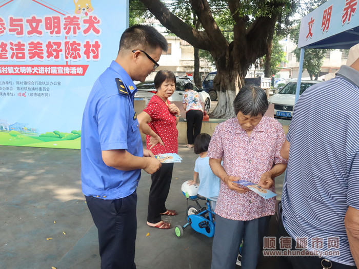 給村民發放宣傳冊。2.jpg