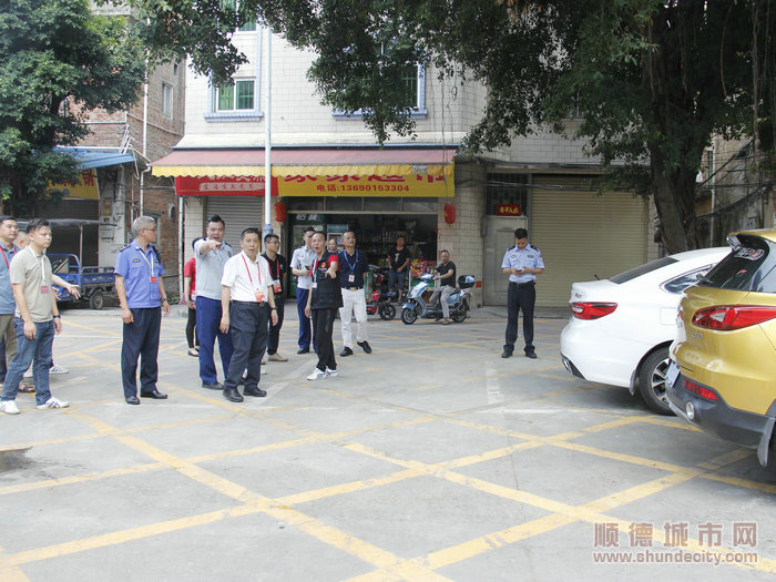晚上時(shí)，道路兩頭堵塞很嚴(yán)重，禁停區(qū)域也經(jīng)常停滿了車。.JPG