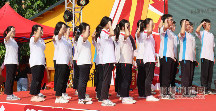 30名學生宣誓加入共青團.JPG