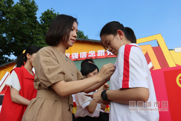 為新團員佩戴團徽.JPG