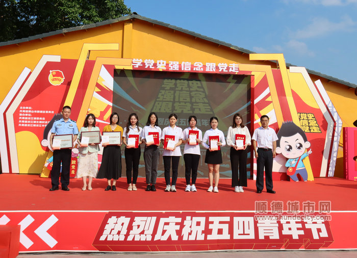 為先進集體和個人代表頒發榮譽證書.JPG