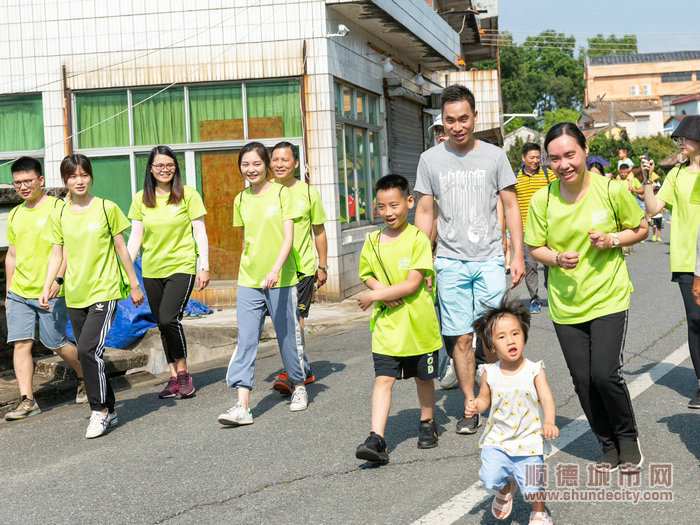 ，現場的參與者以親子家庭隊伍居多.jpg