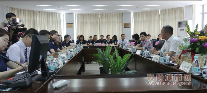 霍茂昌肯定了學(xué)校教師熱情滿溢的備考精神面貌。.JPG