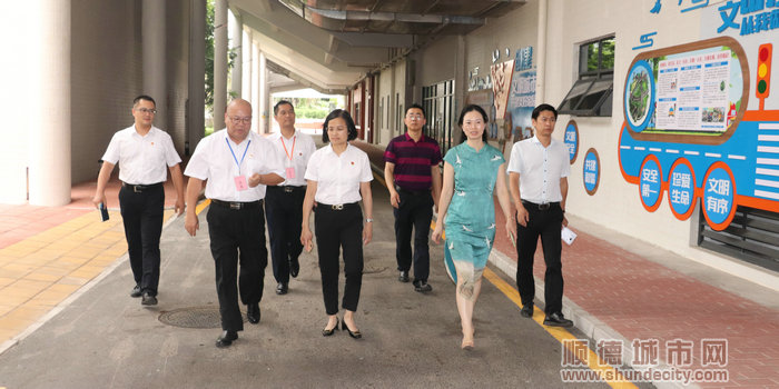 慰問組參觀成美校園.JPG