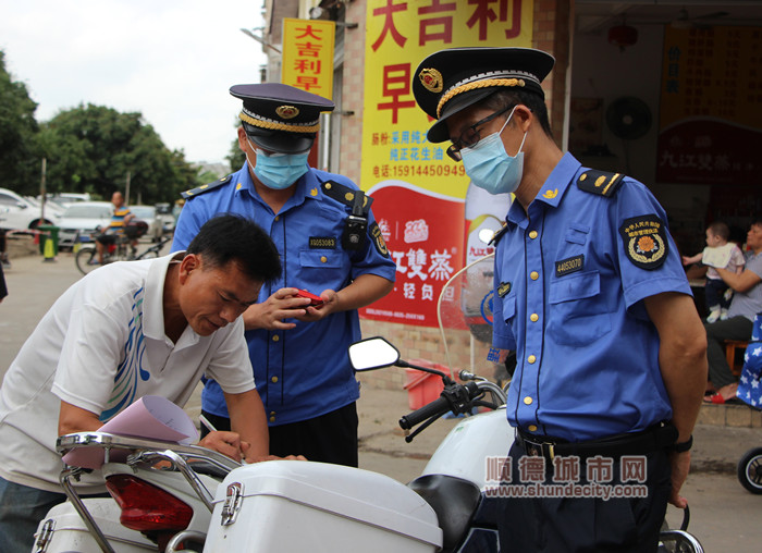 對亂擺賣經營者進行教育，并登記其身份證.jpg