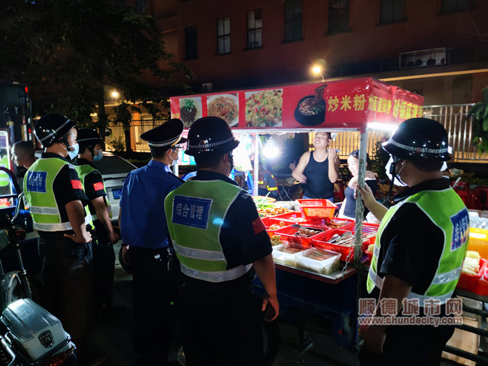 執法人員晚上也不停歇，走上街頭整治流動攤販，還市民良好生活環境。.jpg