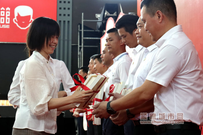 向十個鎮街的村居贈送黨史學習書籍.JPG