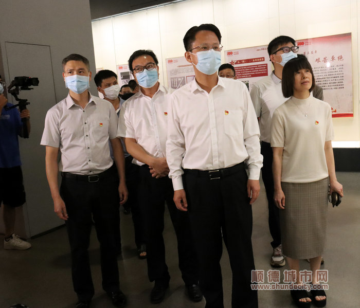 領導嘉賓參觀紅色記憶展覽.JPG