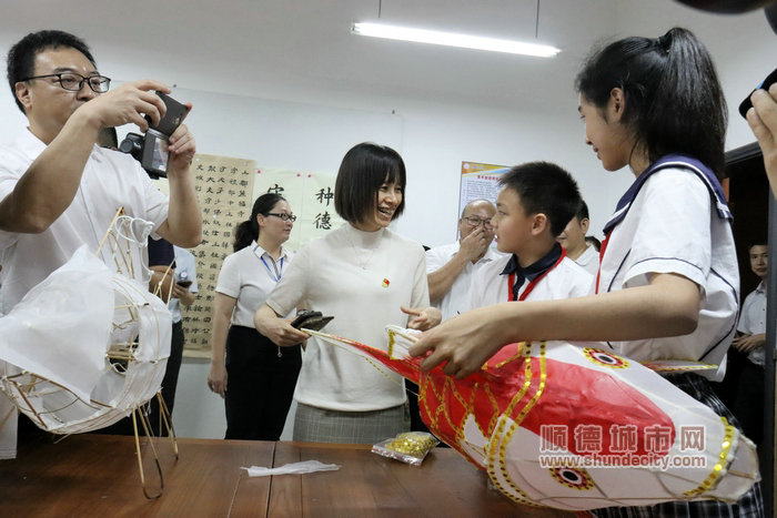 領導嘉賓參觀成美初級中學大良魚燈課程.JPG