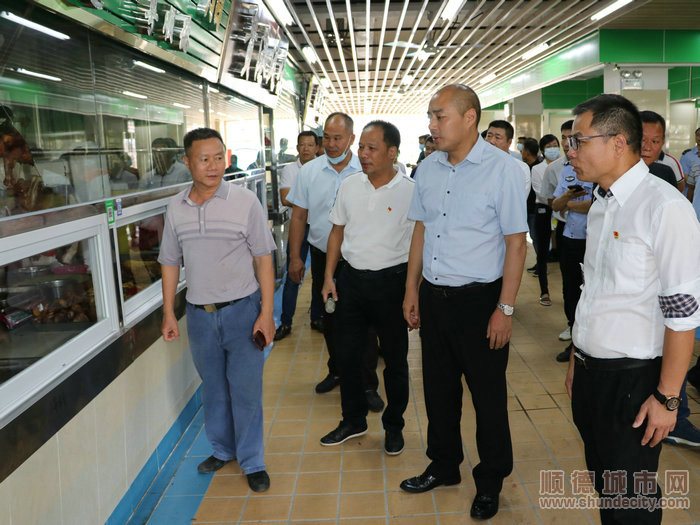 龍江鎮長孫春剛帶隊調研。.jpg