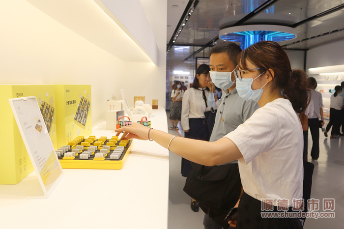 展館內(nèi)工業(yè)設(shè)計“黑科技”琳瑯滿目.jpg