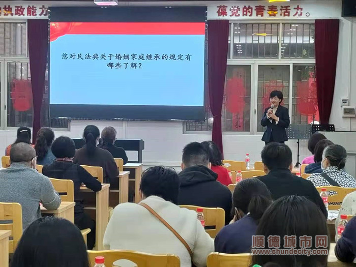 工作之余，余階群積極開展普法行動。.jpg