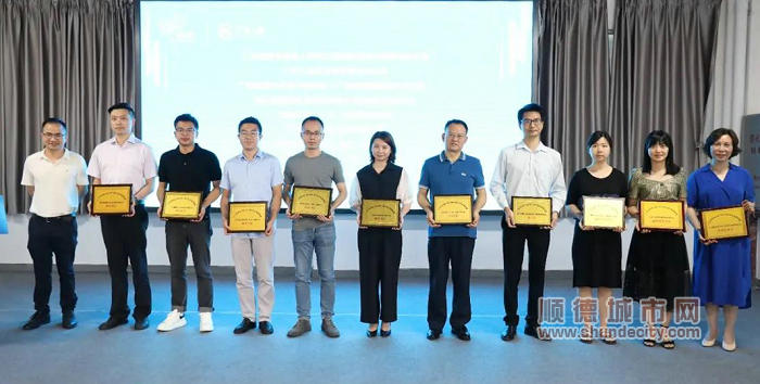 區、鎮領導為斗禾電子科技、潛龍工業設計、奇門設計等40家聯盟成員單位代表授予牌匾。1.jpg
