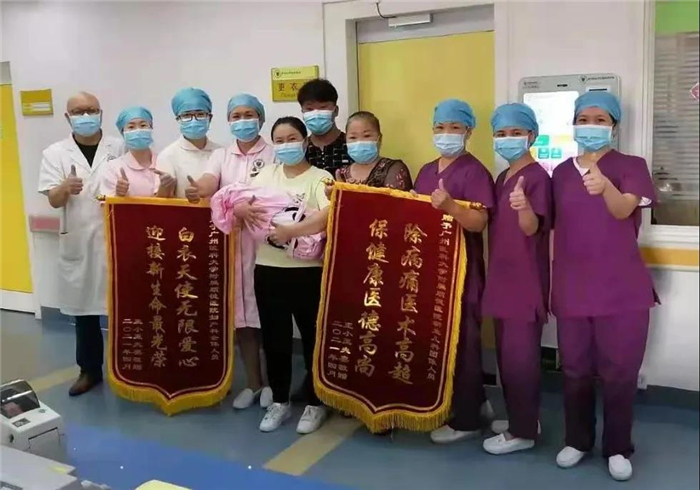 患者家屬送上錦旗.jpg