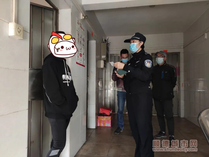 董興妹對不遵守制度的人員進(jìn)行教育。.jpg