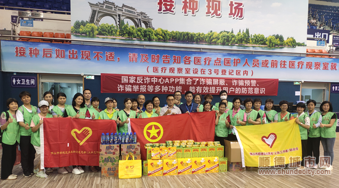丁加剛慰問疫苗接種一線的志愿者.jpg