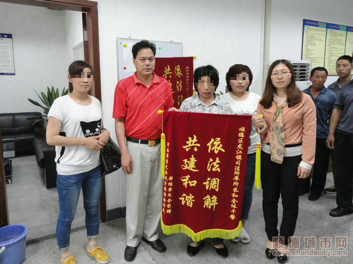 受助群眾送錦旗，右一為江麗華。_1_副本.jpg