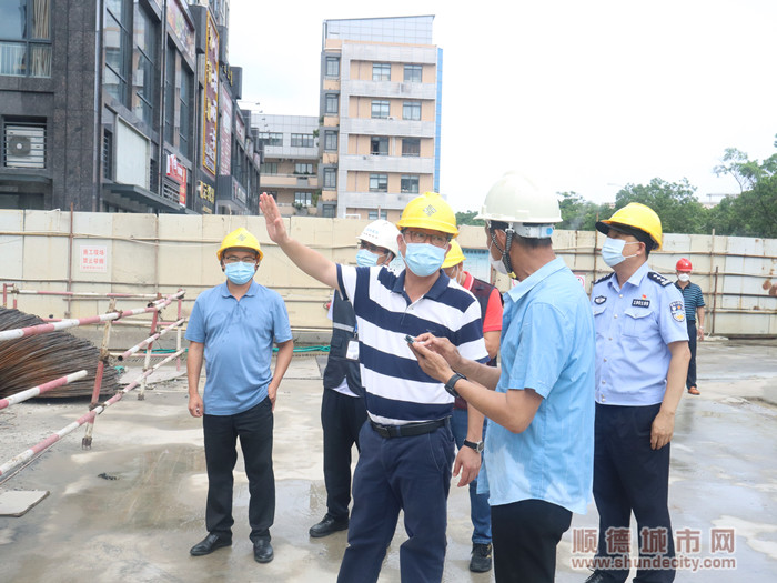 葉善楷視察工地.jpg
