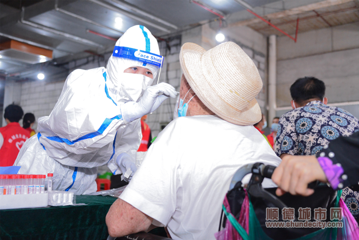 醫(yī)院支援核酸檢測先鋒隊正在給市民采樣_副本.png