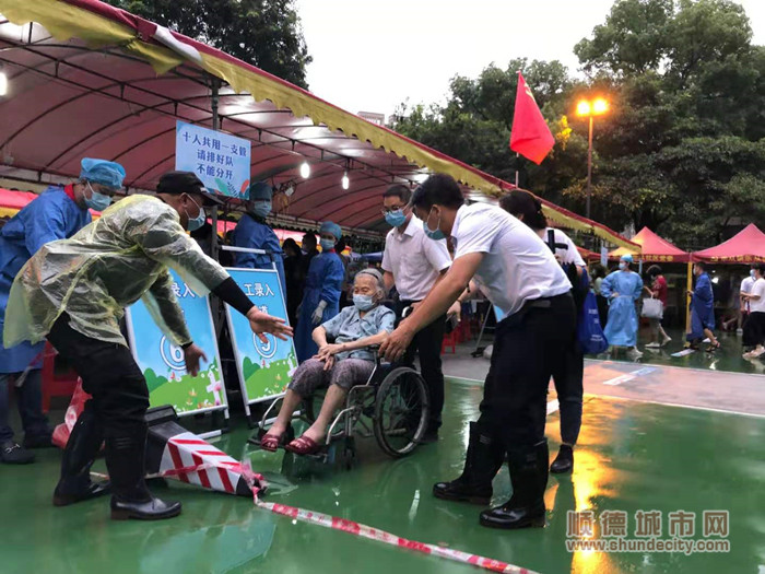 為老人開啟通道。.jpg